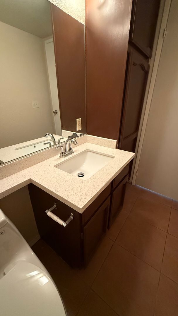 Building Photo - 2 BEDROOMS 1.5 BATHROOMS  TOWNHOUSE AVAILABLE FOR RENT !!!