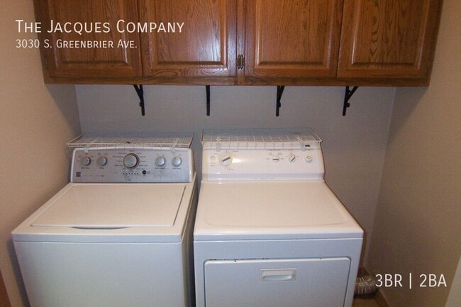 Building Photo - 3030 S Greenbrier Ave