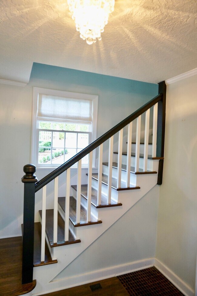 Building Photo - Gorgeous Dream Home in the Southwest Hills! Your Pacific Northwest Oasis Awaits!