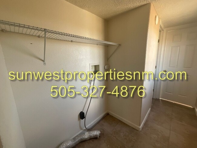 Building Photo - 2 Bed, 1 Bath Home in Bloomfield