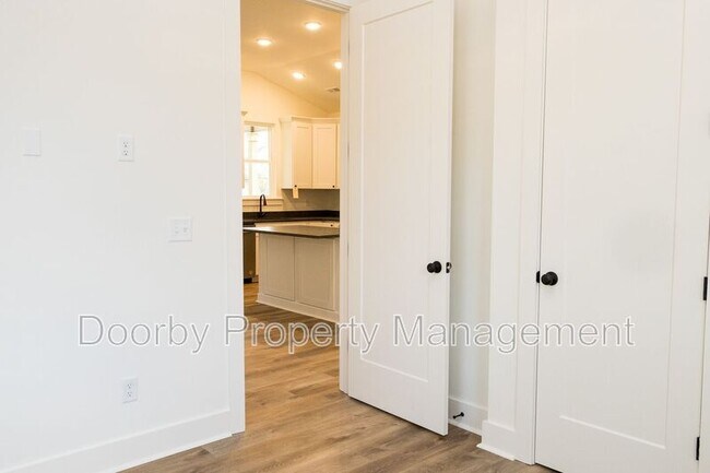 Building Photo - 905 W 39th St