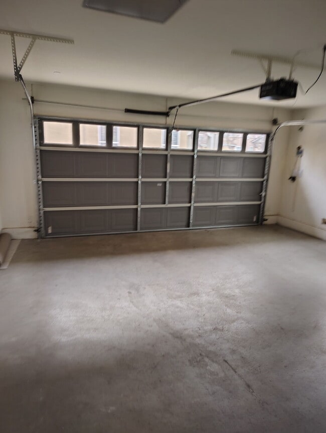 Building Photo - Bonus Office/Den, New Flooring, New Appliance, White Plantation Shutters throughout, Landscaped y...