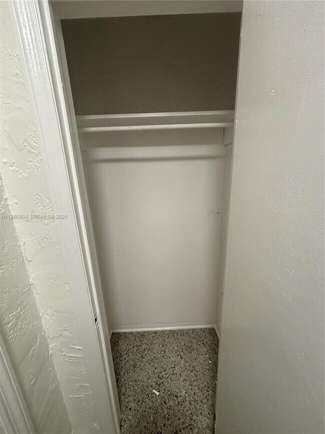 Building Photo - 624 NE 7th Ave