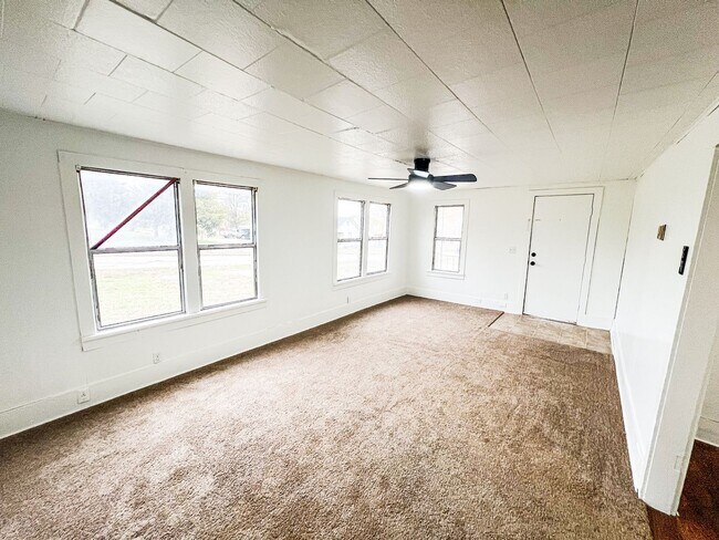 Building Photo - Charming 2 Bed, 1 Bath Home with Modern Kitchen