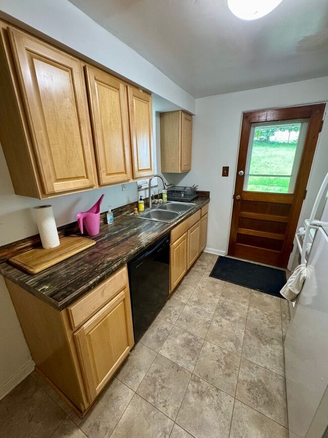 Building Photo - Charming 2 Bed 1 Bath in Beechview!