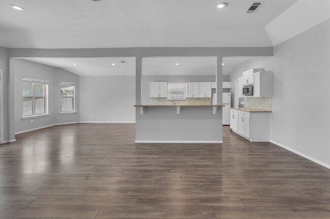 Building Photo - 691 Montana Ct N