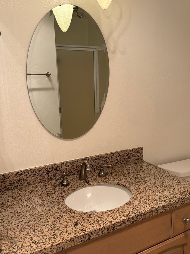 Building Photo - Gorgeous condo with Amazing Views!