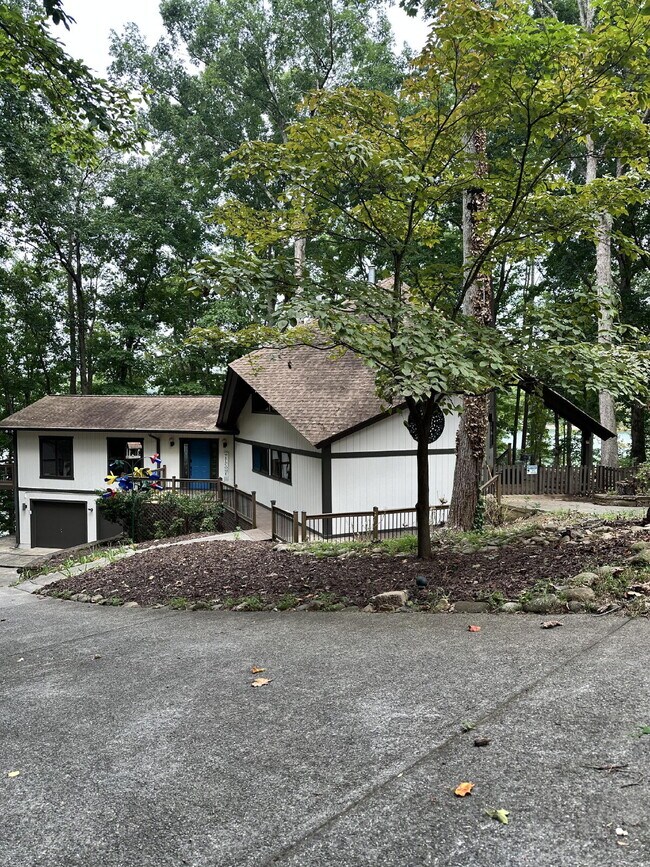 Building Photo - Beautiful Lake Front Property!