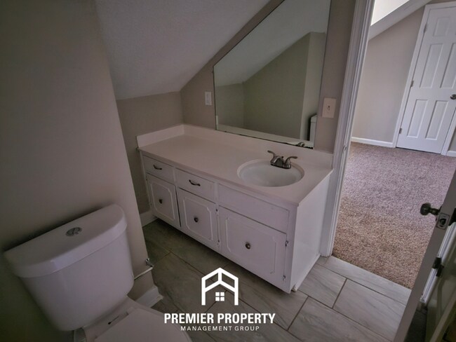 Building Photo - Massive 5BR/3BA Executive Home in East Memphis | Screened Porch & 2,200+ Sq Ft