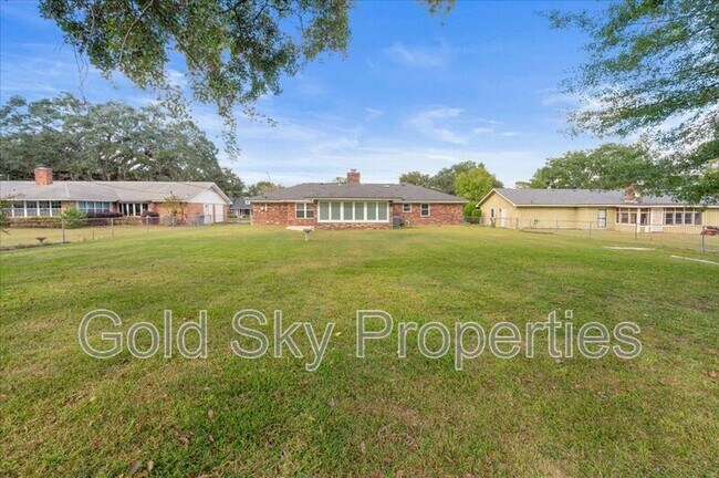 Building Photo - 210 Pine Grove Dr