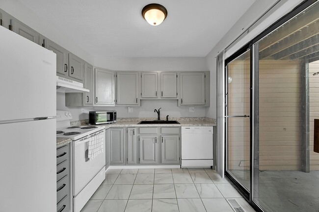 Building Photo - 3 Bed/1.5 Bath - Townhome in Colorado Spri...