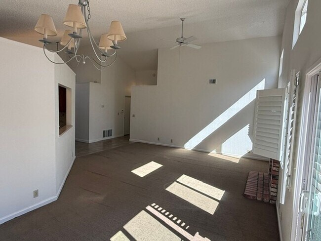 Building Photo - 512 Toyon Pl