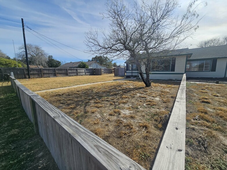 Building Photo - 513 Oakdale Dr