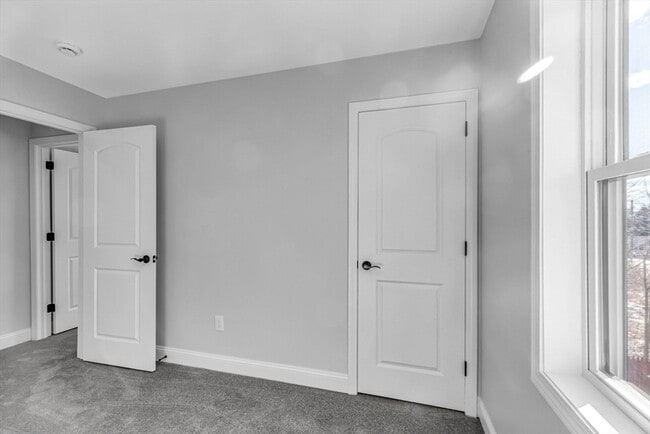 Building Photo - 213 Pine St