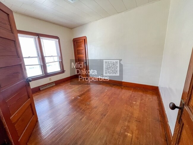 Building Photo - 933 E 5th-3 Bedroom House