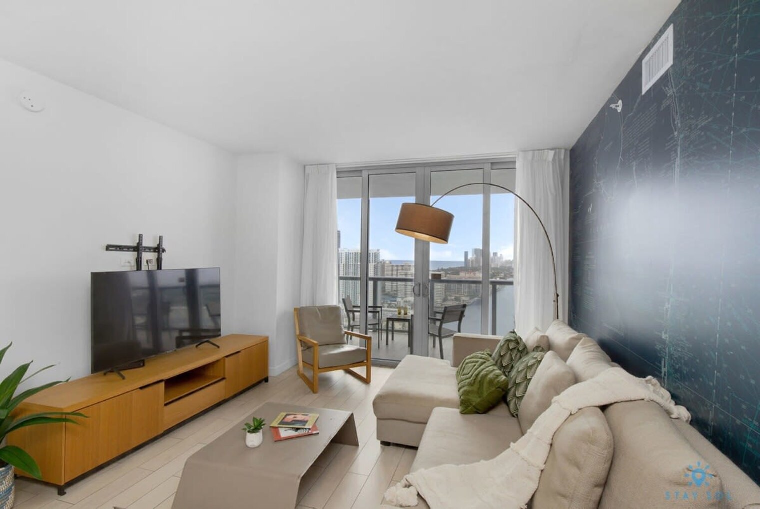 Building Photo - 2602 E Hallandale Beach Blvd