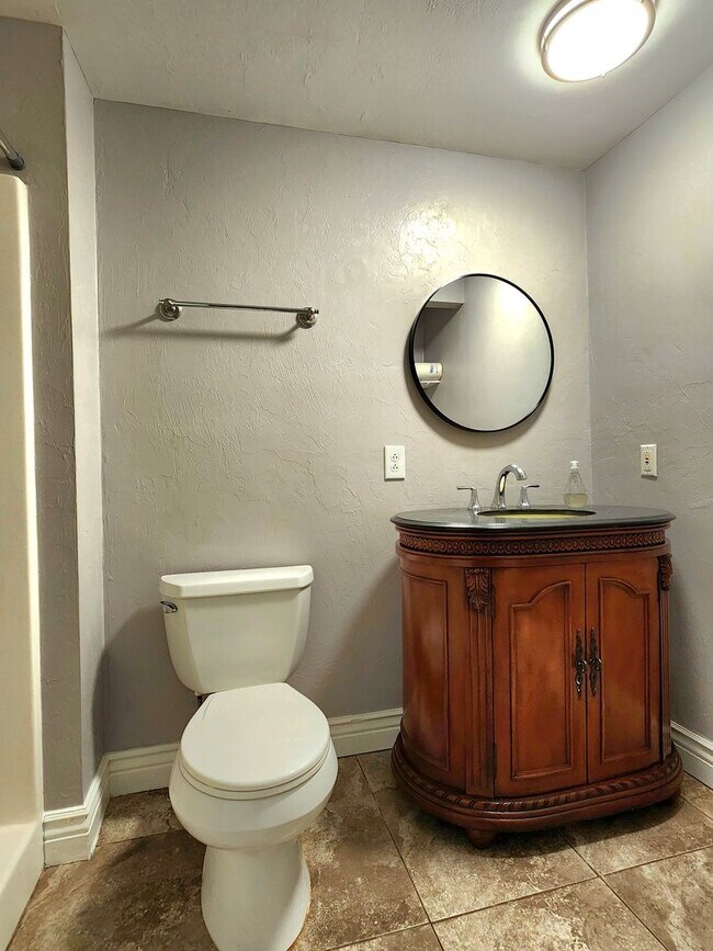 Building Photo - FOR RENT 4 bed 3 bath home