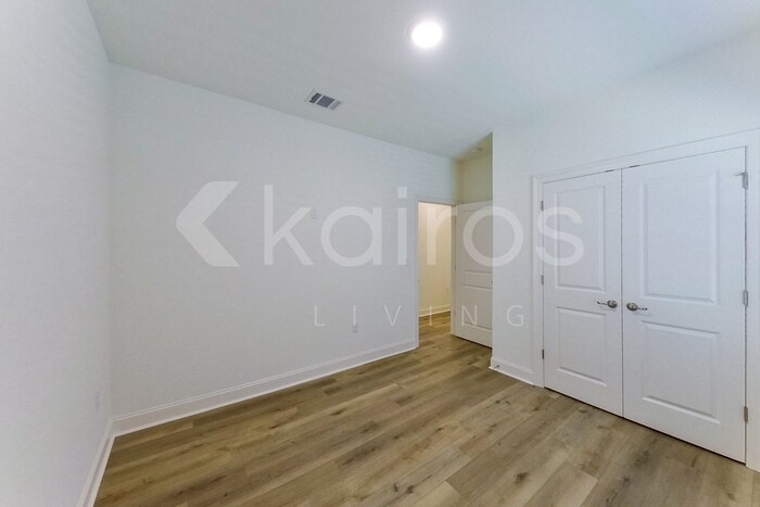 Building Photo - 7936 S Hendrick Dr