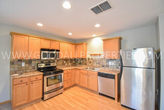Building Photo - 2 Bedroom 2 Bath 2 car attached garage