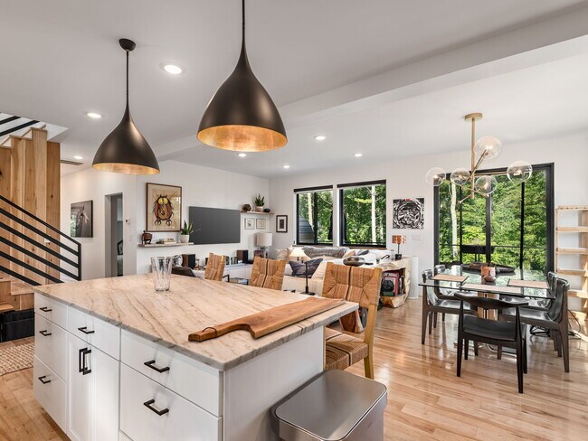 Building Photo - Creek Side *Unfurnished