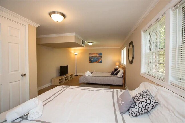 Building Photo - 4035 Brookcrest Cir