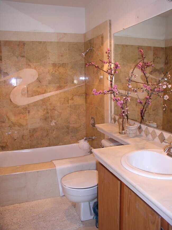 Building Photo - 39078 Guardino Dr