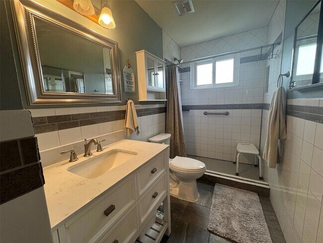 Building Photo - 2449 Columbia Dr