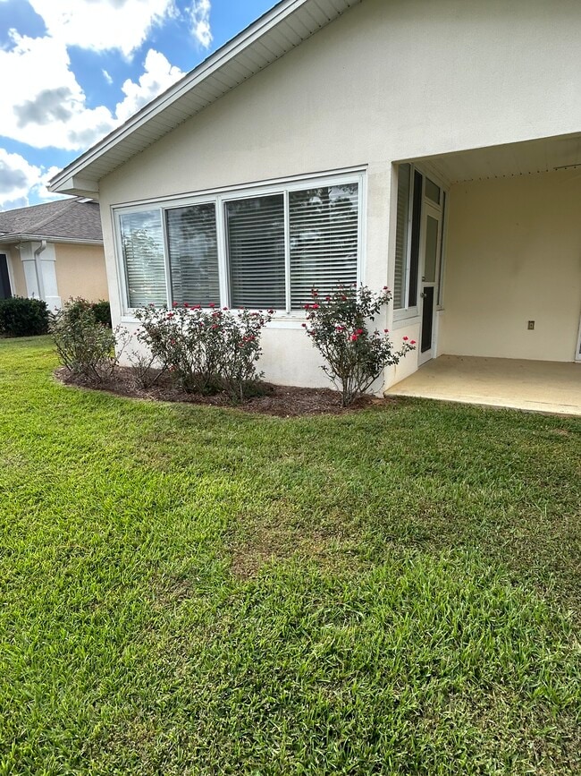 Building Photo - 9474 Villas Dr