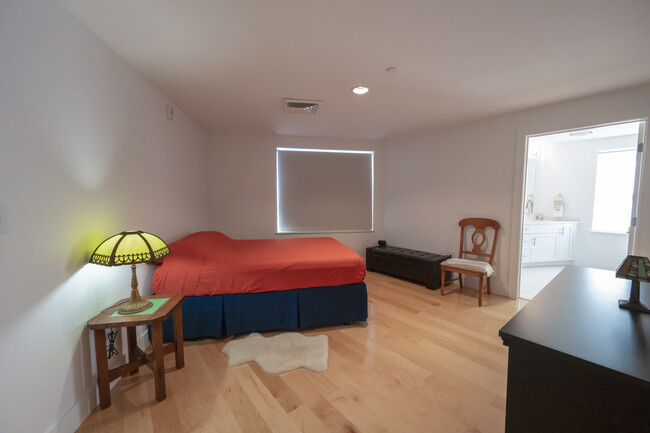 Master BedRoom/En Suite - 25 High St