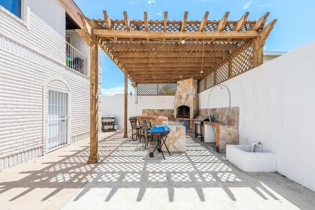 Building Photo - 2704 San Agustin Ave