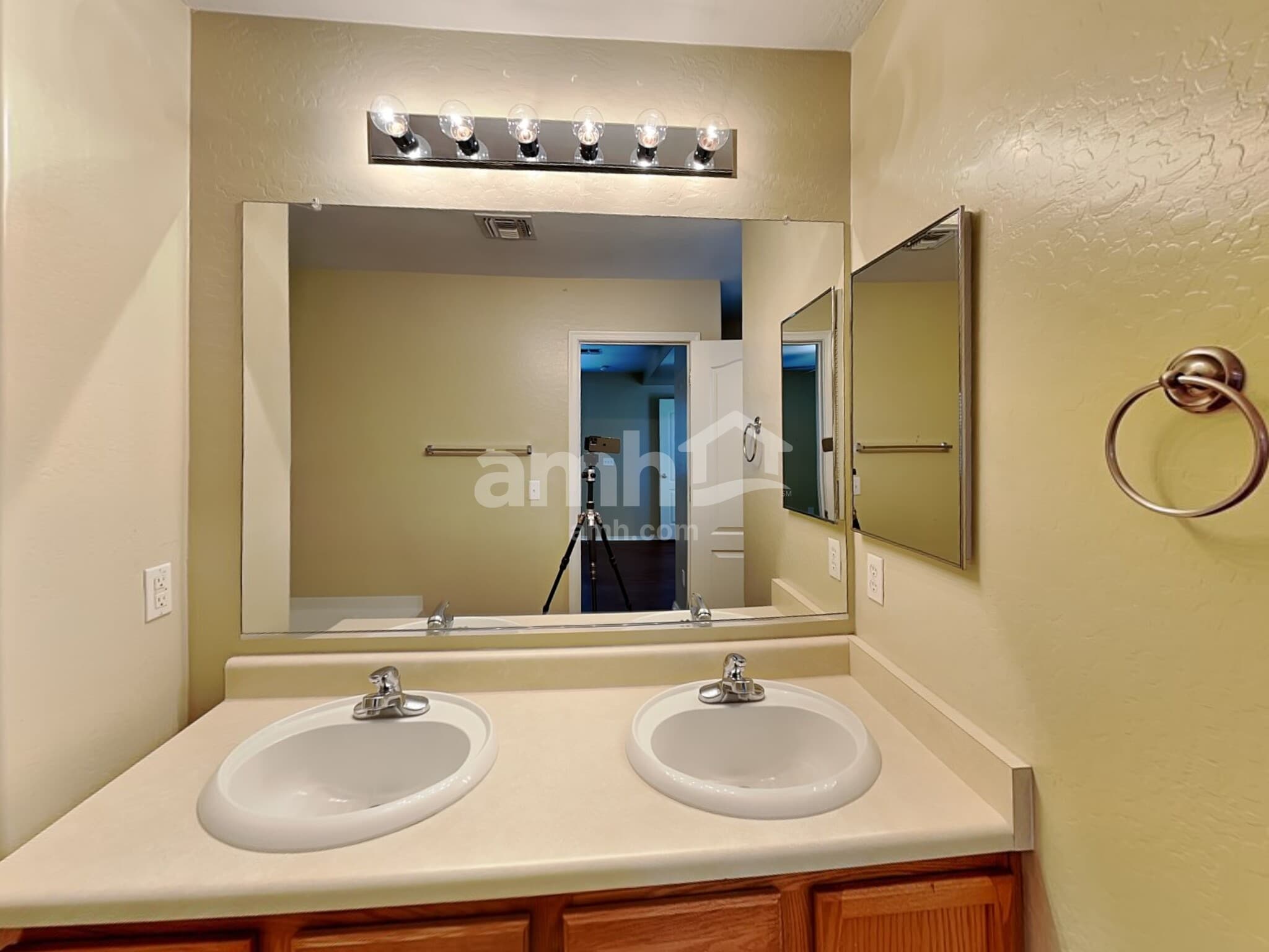 Building Photo - 18522 W Legend Dr