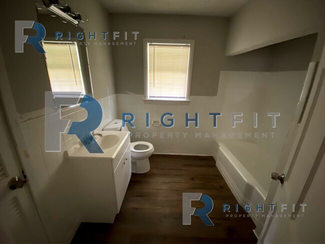 Building Photo - Newly renovated cottage in historic district!