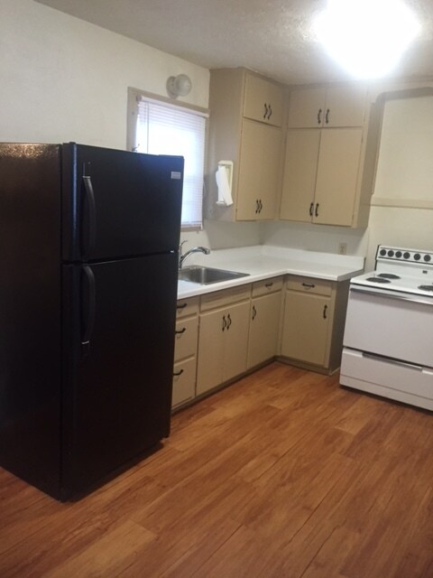 Building Photo - 910 W Cantwell Ave