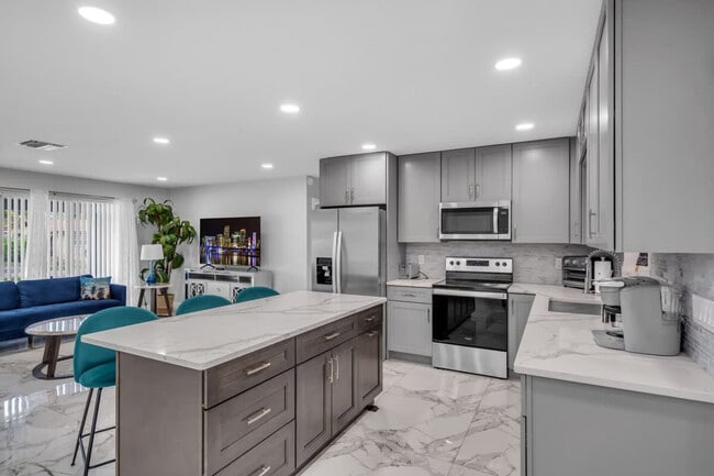 Building Photo - 340 SE 3rd Ct