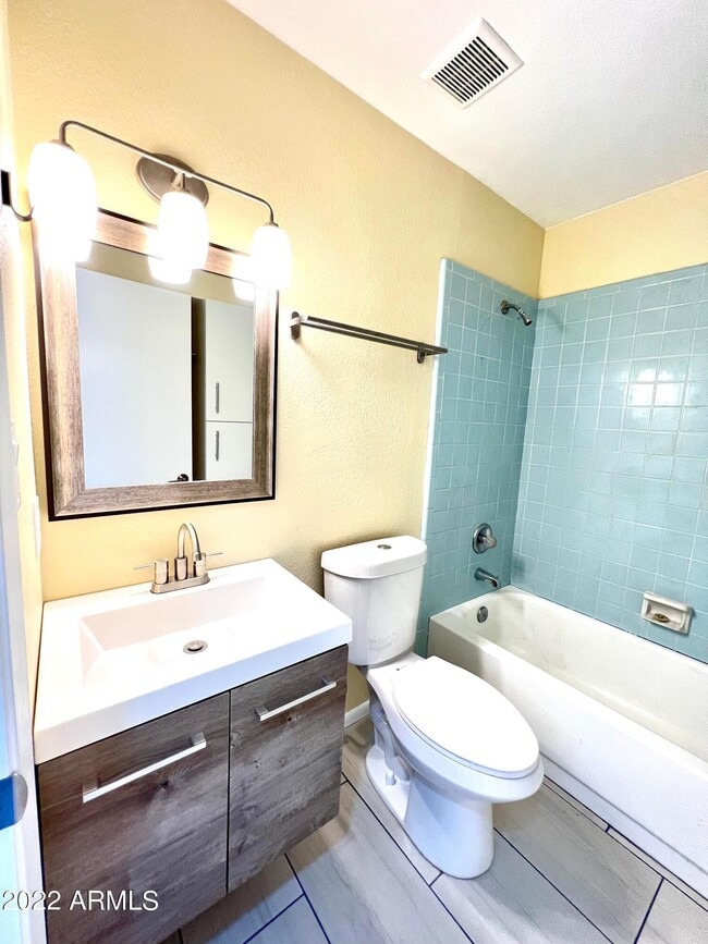 Building Photo - 2235 E Victory Dr