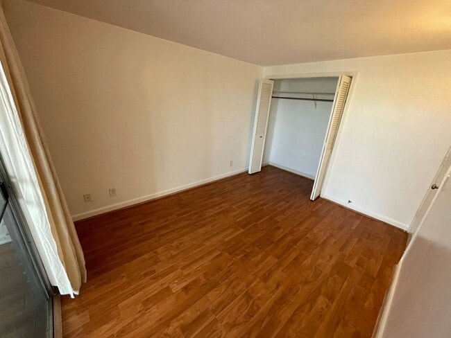 Building Photo - Pool on site! 2 bed 1 bath 1 parking locat...