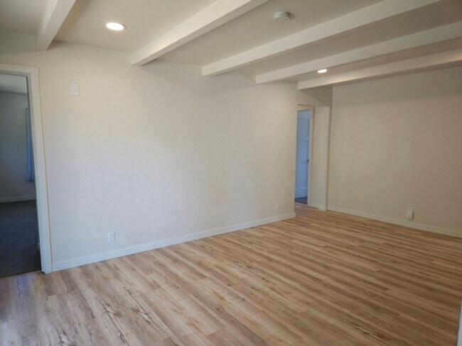 Building Photo - 3Bd/2.5Ba Single Story Home-For viewing!