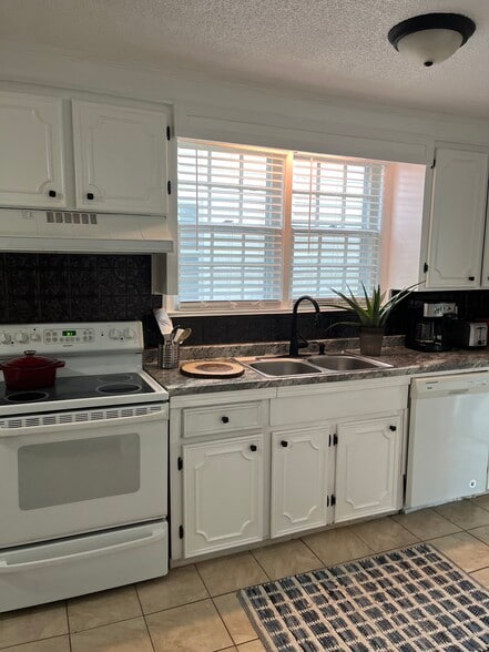 Building Photo - 611 Greenway Dr