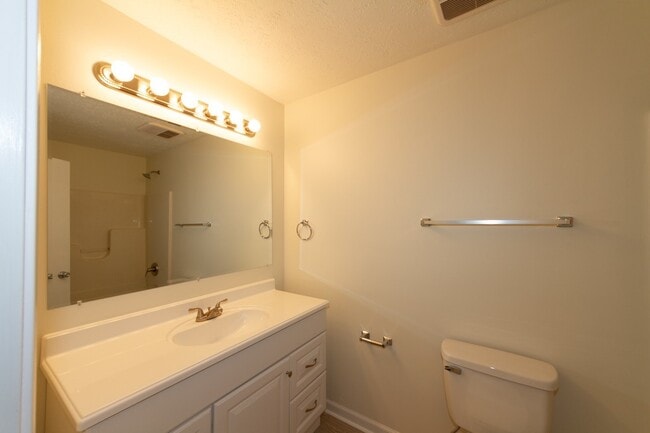 Building Photo - Updated 3 bedroom 1.5 bath home in desirab...