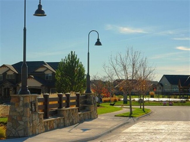 Building Photo - Lawn Care included!  4 bed 2.5 bath Neighb...