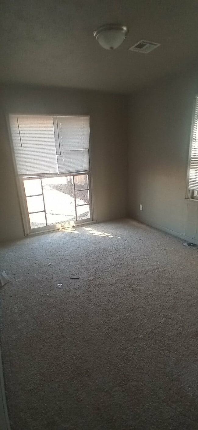 Building Photo - 1104 W Washington Ave