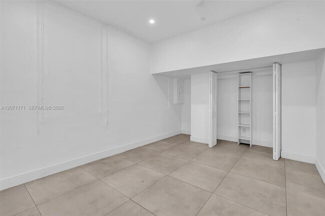 Building Photo - 3433 SW 52nd Ave