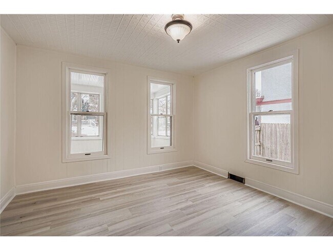 Building Photo - 84 Isabel St W