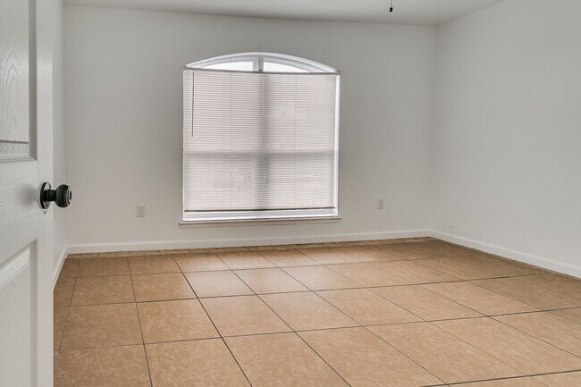 Building Photo - Great Freshly updated 3 bed 2 bath!