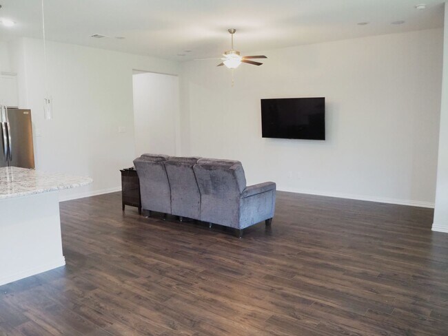 Building Photo - Must See 4 Bed 3 Bath Home in Aubrey