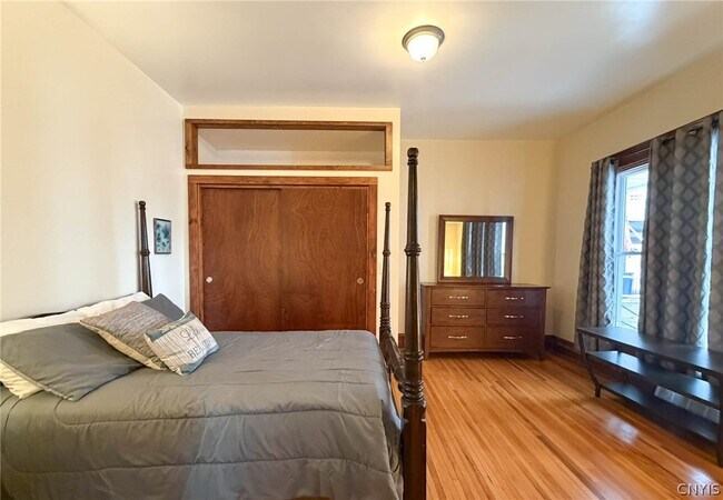 Building Photo - 1015 White Pl