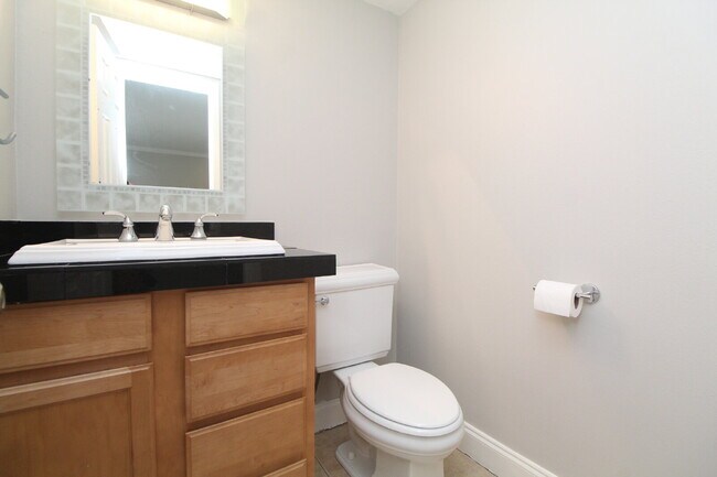 Building Photo - Updated Northeast Pensacola 3BR End-Unit Townhome Near UWF & Cordova Mall with Fresh Paint, New C...