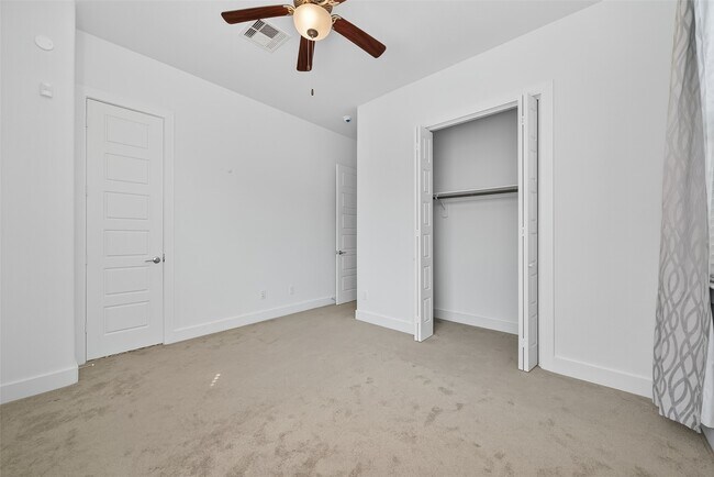 Building Photo - 4402 Schuler St