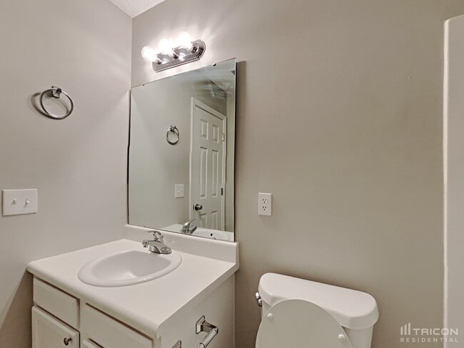 Building Photo - 661 Thornhill Dr