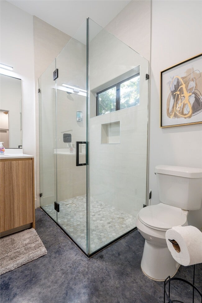 Building Photo - 709 Memorial Heights Dr